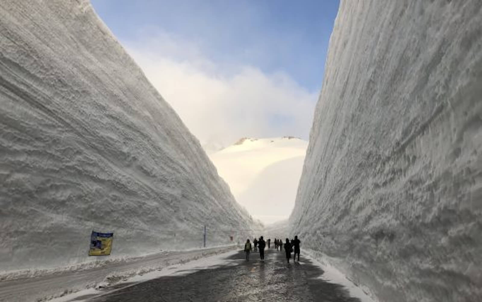 ホテルスタッフが高さ約20ｍに迫る「雪の大谷」を案内。